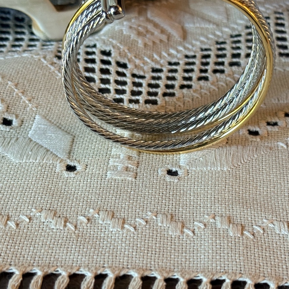 Fashion Bracelet.Cable design.not silver or gold.Only fashion wear. No designer - Picture 9 of 11